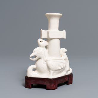 Un vase de style archaïque en porcelaine blanc de Chine de Dehua, Kangxi