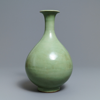 Un vase yuhuchunping en porcelaine de Chine céladon de Longquan, Yuan