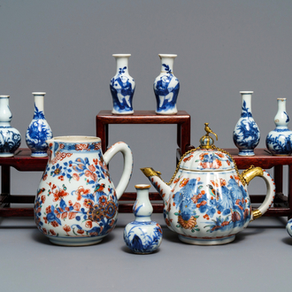 Neuf vases miniatures en porcelaine de Chine bleu et blanc et deux pièces en 'Amsterdams bont', Kangxi et après