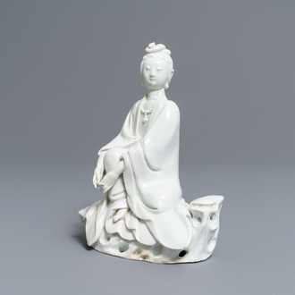 A Chinese Dehua blanc de Chine model of a seated Guanyin, 18/19th C.