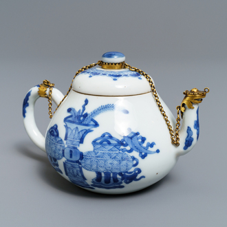 Une théière en porcelaine de Chine bleu et blanc à monture en laiton doré, marque de Jiajing, Kangxi