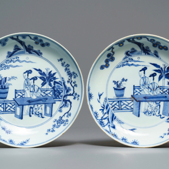 Een paar Chinese blauw-witte borden met de Cao zussen, Chenghua merk, Yongzheng