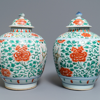 Une paire de pots couverts en porcelaine de Chine wucai, époque Transition