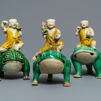 Trois groupes de Liu Hai sur le crapaud en biscuit émaillé vert, Kangxi