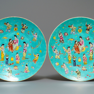 Une paire de plats en porcelaine de Chine famille rose à fond turquoise, marque de Jiaqing, 20ème