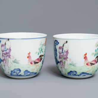 Een paar Chinese famille rose 'chicken' cups, Qianlong merk, late Qing of Republiek