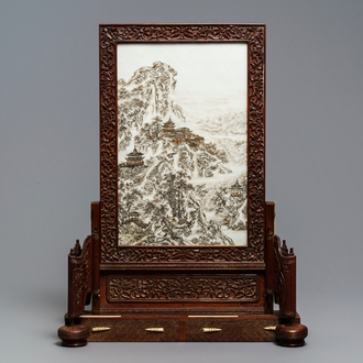 Une plaque en porcelaine de Chine grisaille dans un écran de table en bois, République, 20ème
