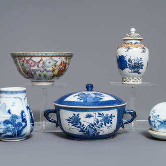 Une collection variée en porcelaine de Chine bleu et blanc et famille rose, Kangxi et après