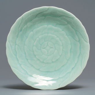 Une assiette en forme de chrysanthème en porcelaine de Chine céladon, marque et époque de Qianlong