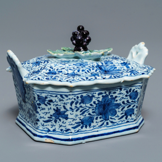 A Dutch Delft blue and white grape-topped butter tub, 18th C.