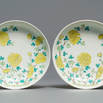 Une paire d'assiettes en porcelaine de Chine à décor de chrysanthèmes, marque de Guangxu, 19/20ème