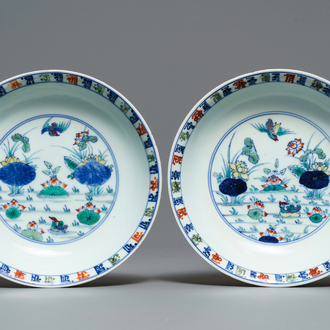 Une paire d'assiettes en porcelaine de Chine doucai, marque de Chenghua, 18ème