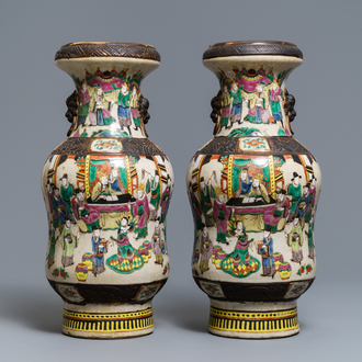 Une paire de vases en porcelaine de Chine famille rose dite "de Nankin", 19ème