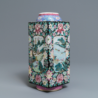 Un vase de forme cong en porcelaine de Chine famille rose, marque de Qianlong, République, 20ème
