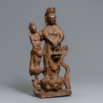 Un groupe d'une Guanyin et serviteur en pierre sculptée, Chine, Ming/Qing