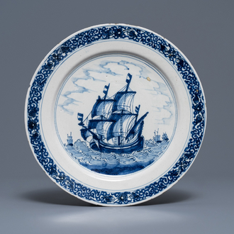 Un plat en faïence de Delft bleu et blanc à décor d'un navire, vers 1700