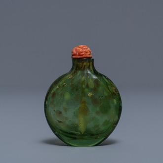 Une tabatière en verre sandwich biotite, Verrerie Impériale, Pékin, Chine, 1720-1840