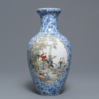 Un vase en porcelaine de Chine famille rose, marque de Qianlong, République, 20ème