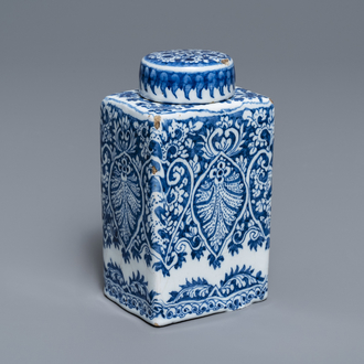 Une boîte à thé et son couvercle en faïence de Delft bleu et blanc, fin du 17ème
