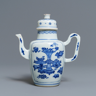 Une verseuse à vin en porcelaine de Chine bleu et blanc, Kangxi