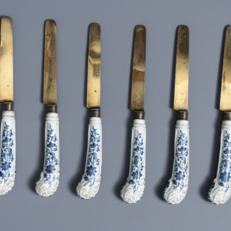 Six manches de couteaux en porcelaine de Chine bleu, blanc et doré, Qianlong