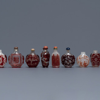 Tien Chinese snuifflessen in meerlagig rood, snowflake en transparant glas, 18/20e eeuw