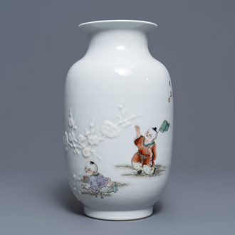 Un vase en porcelaine de Chine famille rose à décor en relief, marque de Qianlong, République, 20ème