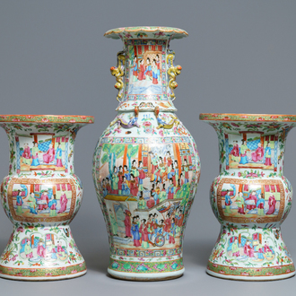 Une paire de crachoirs et un vase en porcelaine de Chine famille rose de Canton, 19ème