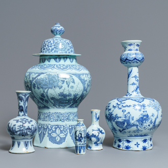 Cinq vases en faïence de Delft bleu et blanc à décor de chinoiserie, fin du 17ème