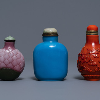 Drie Chinese glazen snuifflessen, één met Qianlong merk, 18/19e eeuw