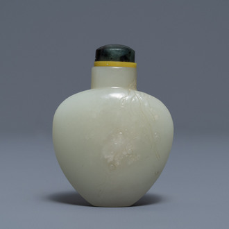 A Chinese pale celadon jade snuff bottle, 19th C.