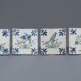 Quatre carreaux en faïence de Delft polychrome à décor d'oiseaux, 1ère moitié du 17ème