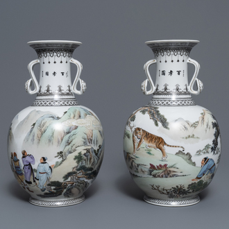 Deux vases en porcelaine de Chine aux anses en forme de ruyi, 2ème moitié du 20ème