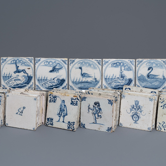 Une collection de 54 carreaux en faïence de Delft bleu et blanc et manganèse, 17/18ème