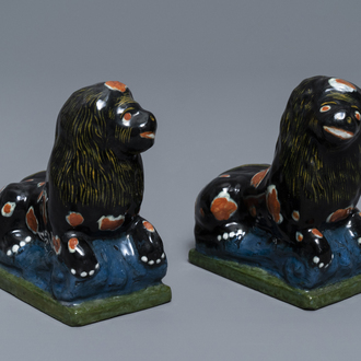 A pair of black Dutch Delft models of lions, 18/19th C.