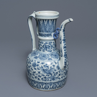 Une verseuse en porcelaine de Chine bleu et blanc pour le marché islamique, prob. Hongzhi