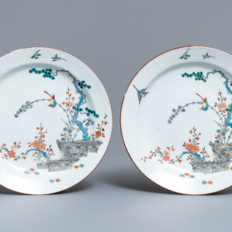 Une paire d'assiettes en porcelaine de Chine surdécoré aux Pays-Bas dans le style Kakiemon, Kangxi/Yongzheng