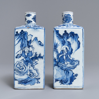 Une paire de boîtes à thé en porcelaine de Chine bleu et blanc à décor d'immortels, Wanli