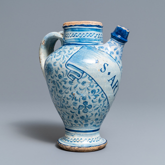 Een blauw-witte Antwerpse majolica siroopkan, gedateerd 1549