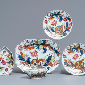 Cinq pièces en porcelaine de Chine famille rose à décor 'pseudo feuille de tabac', Qianlong