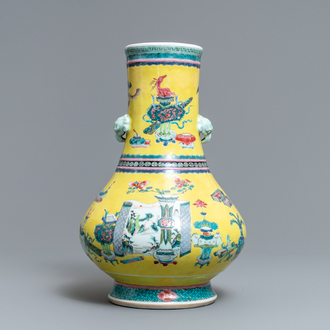 Un vase de forme bouteille en porcelaine de Chine famille rose à fond jaune, Yongzheng