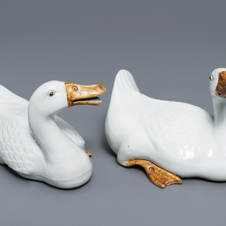 Une paire de modèles d'oies en porcelaine blanc de Chine, République, 20ème