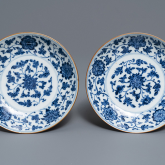 Une paire d'assiettes en porcelaine de Chine bleu et blanc, marque et époque de Qianlong