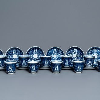 Douze tasses et soucoupes en porcelaine de Chine bleu et blanc, 19ème