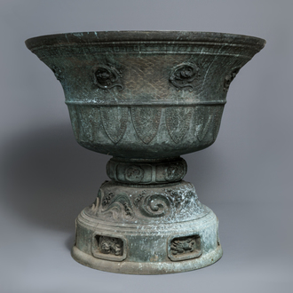 Un important brûleur d'encens de temple en bronze, Japon, Momoyama ou Edo, 16/17ème