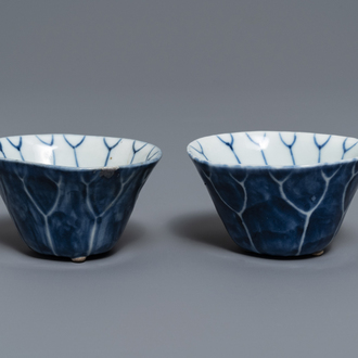 Een paar Chinese blauw-witte lotusvormige koppen, Kangxi