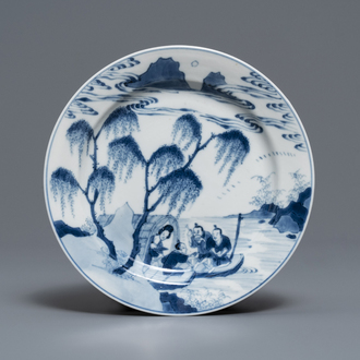 Une assiette en porcelaine de Chine bleu et blanc à décor de pêcheurs, marque de Chenghua, Kangxi
