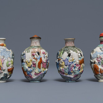Quatre tabatières en porcelaine de Chine famille rose à décor en relief, 19ème