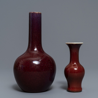 Deux vases en porcelaine de Chine monochrome sang de boeuf et flambé, 19ème