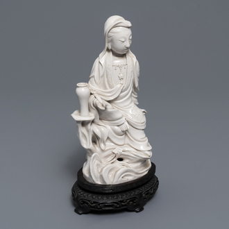 Een Chinees Dehua blanc de Chine model van Guanyin, zegelmerk op de rug, 19e eeuw